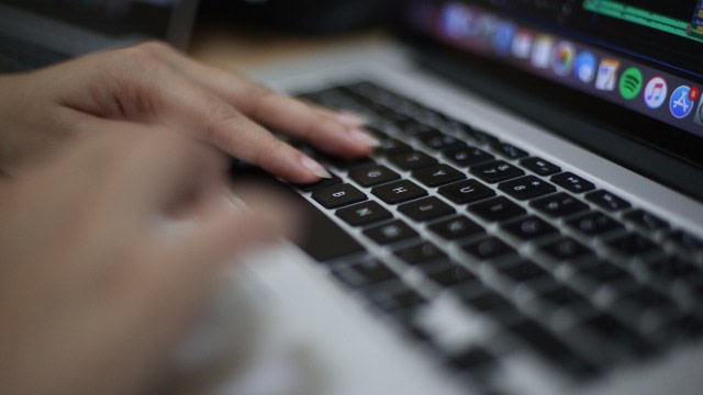 Buzzer Politik dan Politik Uang: Dampak pada Pemilu yang Bersih