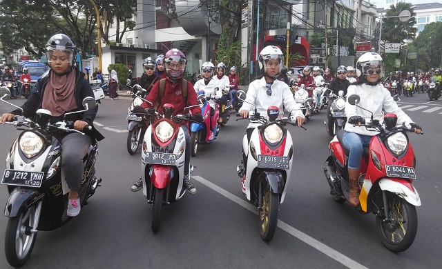Tips Mengendarai Motor Bagi Wanita Berhijab