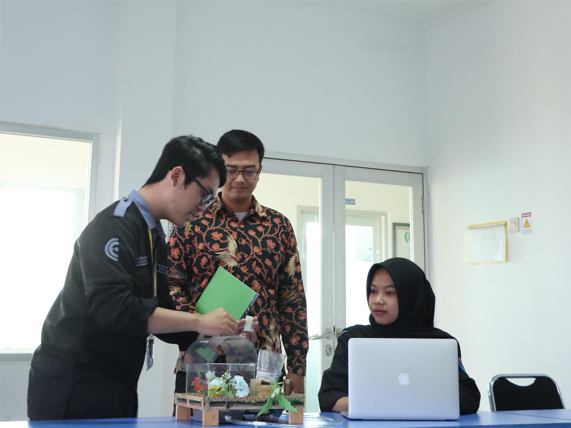 Mengapa pemahaman mendalam tentang jurusan teknik industri sangat dibutuhkan dalam mengoptimalkan sistem manufaktur cerdas