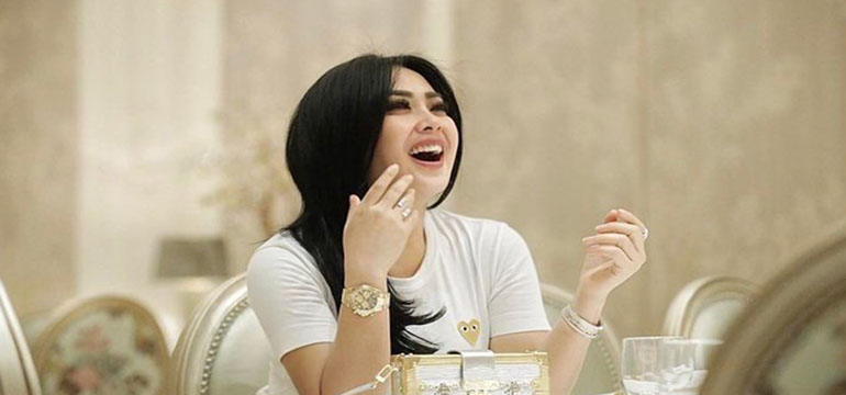 5 Seleb yang Hobi Memakai Jam Tangan Seharga Milyaran