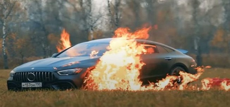 Jengkel Dengan Layanan Mercedes, Vlogger Rusia Membakar Mobil Seharga 2,4 Miliar Rupiah