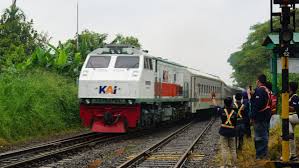 Bukan Sekedar Naik, Penggemar Kereta Api Jadi Sukarelawan