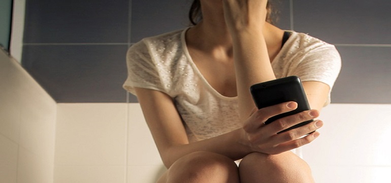 5 Alasan Kenapa Kamu Harus Hentikan Bermain Smartphone di Toilet. Nomor 3 Berbahaya Bagi Kita!