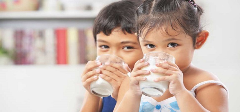Jangan Biarkan Si Kecil Minum Susu Berlebihan, Ini Risikonya